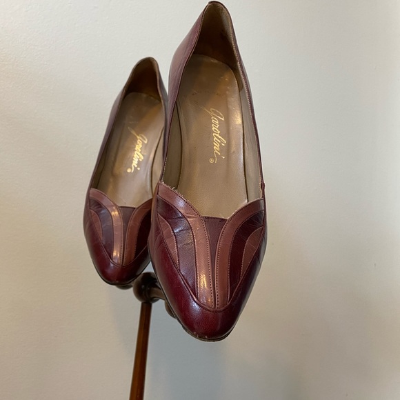 Vintage 1970s Two Toned Burgundy Pump - Picture 3 of 6